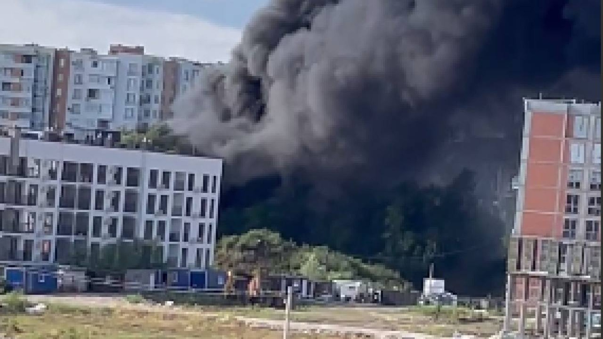 Пожежа на вулиці Трускавецькій у Львові — два гаражі охопив вогонь, густий дим видно з різних районів міста