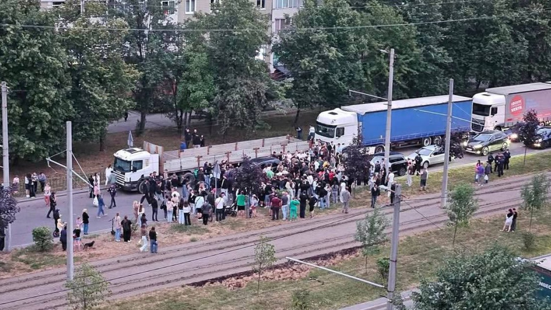 Натовп людей на Сихові у Львові перекинув автомобіль групи оповіщення ТЦК під час затримання розшукуваного 30-річного чоловіка