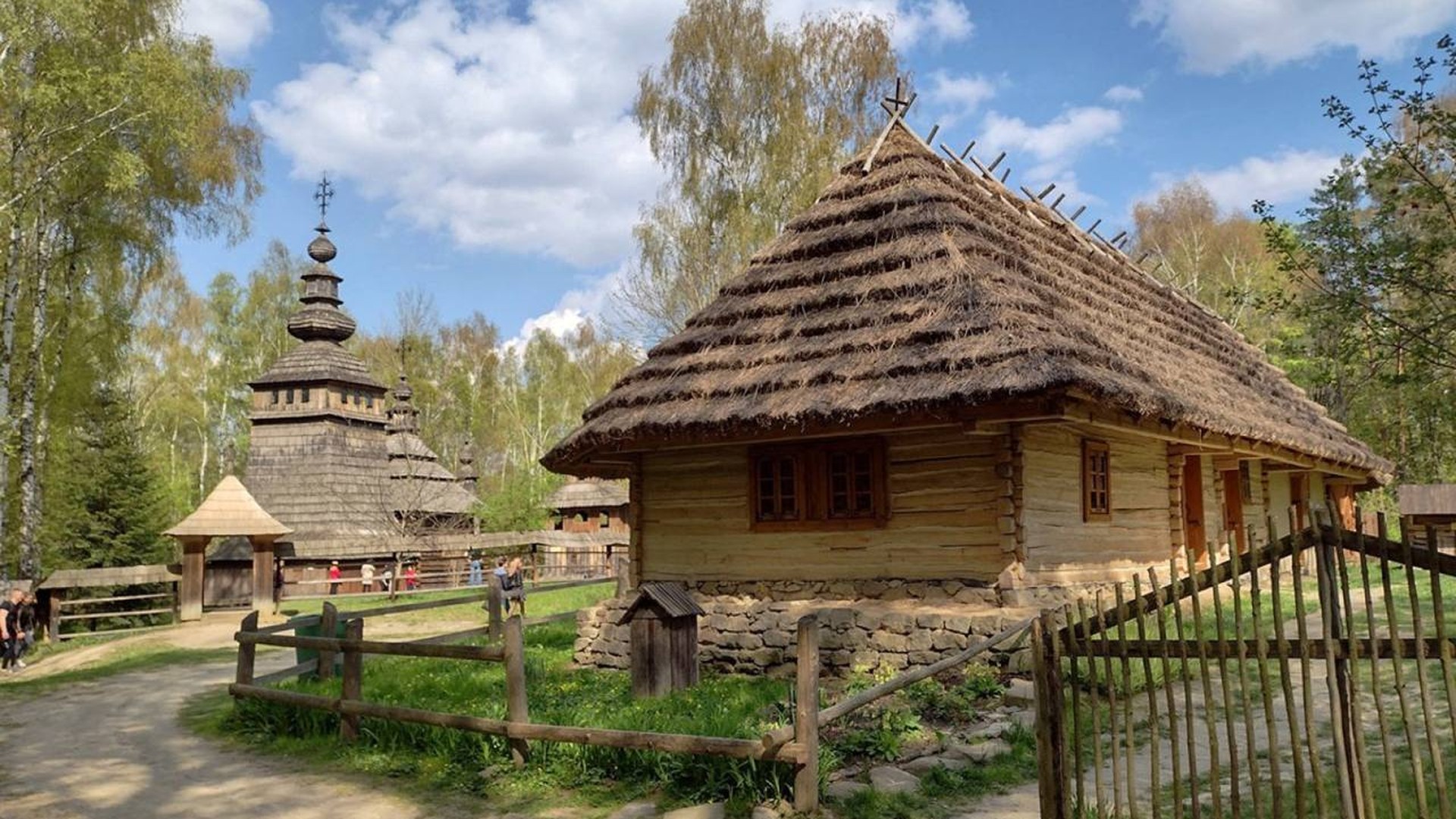 Будівля Музею народної архітектури у Шевченківському гаю, де посадовець підписав акти подвійної оплати охорони на 275 тисяч гривень
