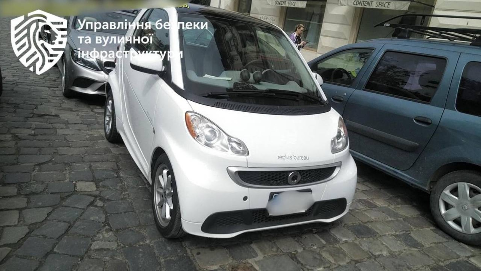 Автомобілі припарковані у два ряди на площі Соборній у Львові — 176 порушень за 2025 рік