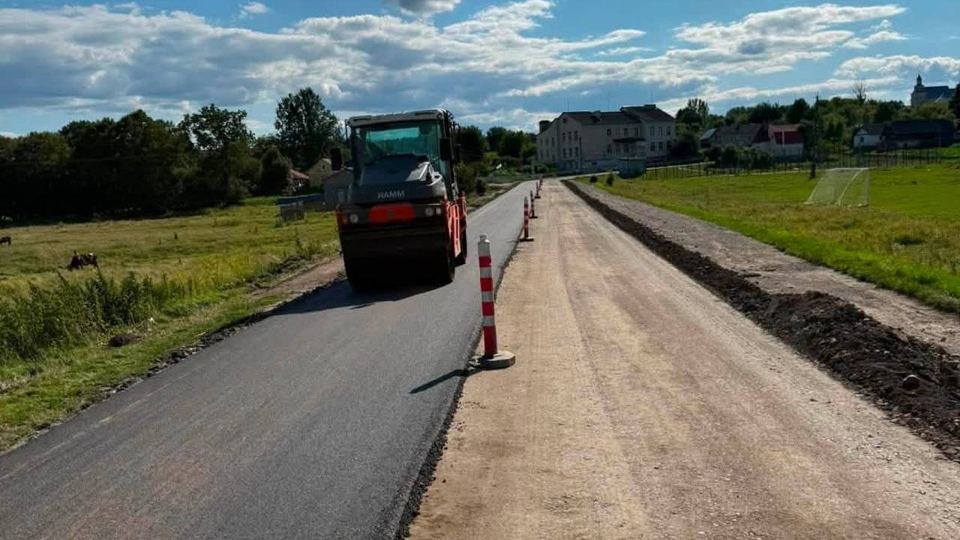 Ремонт дороги Підкамінь — Чепелі у селі Пеняки на Львівщині — укладання нового асфальту на ділянці близько 2 км