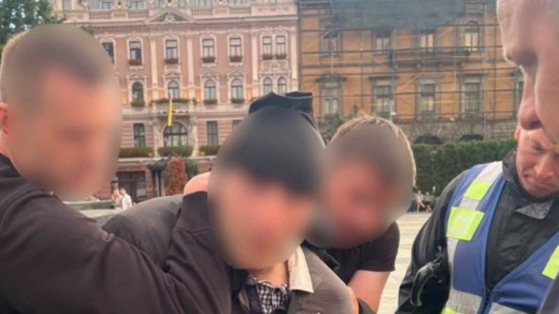 Площа біля пам'ятника Шевченку у Львові, де 27 липня затримали чоловіка в балаклаві з ножем під час мітингу
