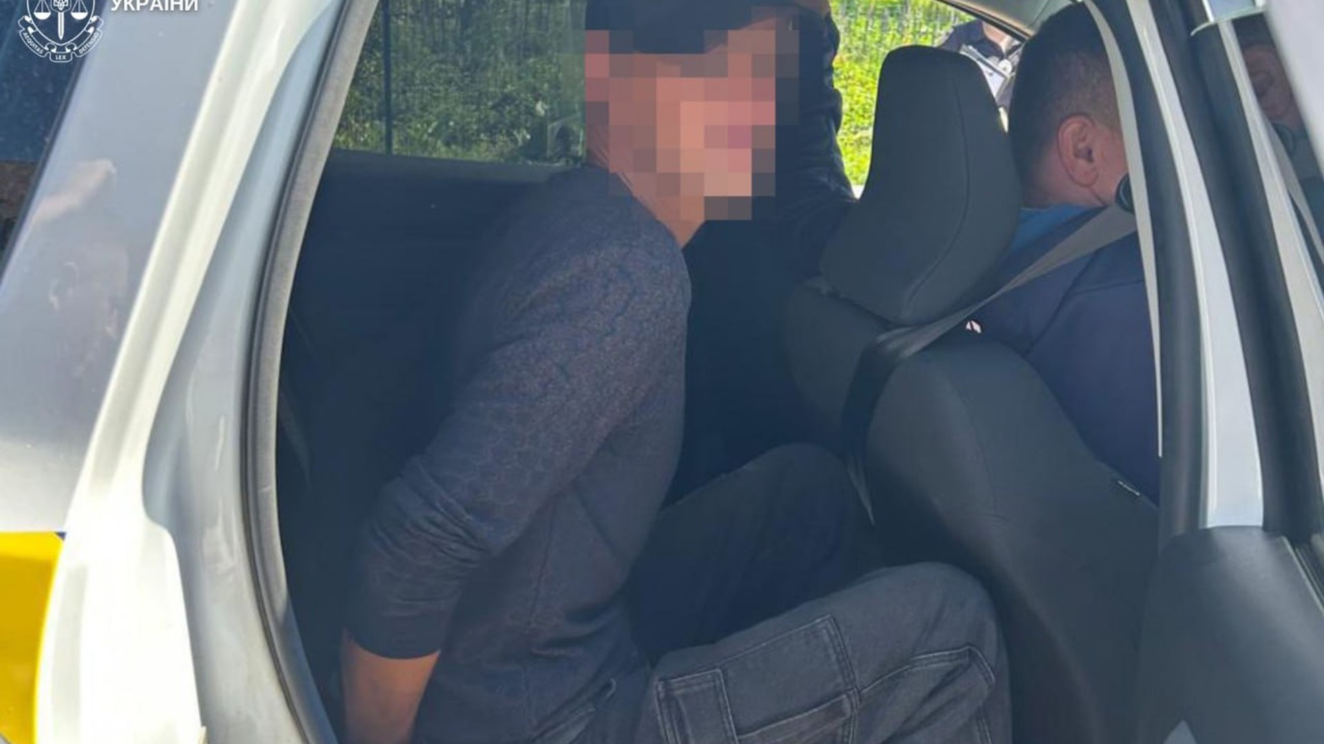 Поліцейські на місці вбивства в селі Яворівського району, де 33-річний чоловік убив 51-річного односельчанина та сховав тіло під велосипедом біля озер