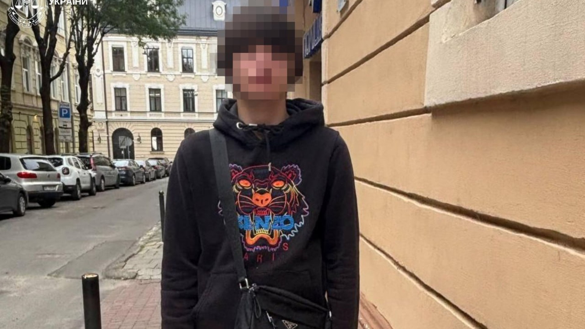 Поліцейський під час затримання підозрюваного у розбої в готелі у Львові, де вкрали 53,5 тис. грн