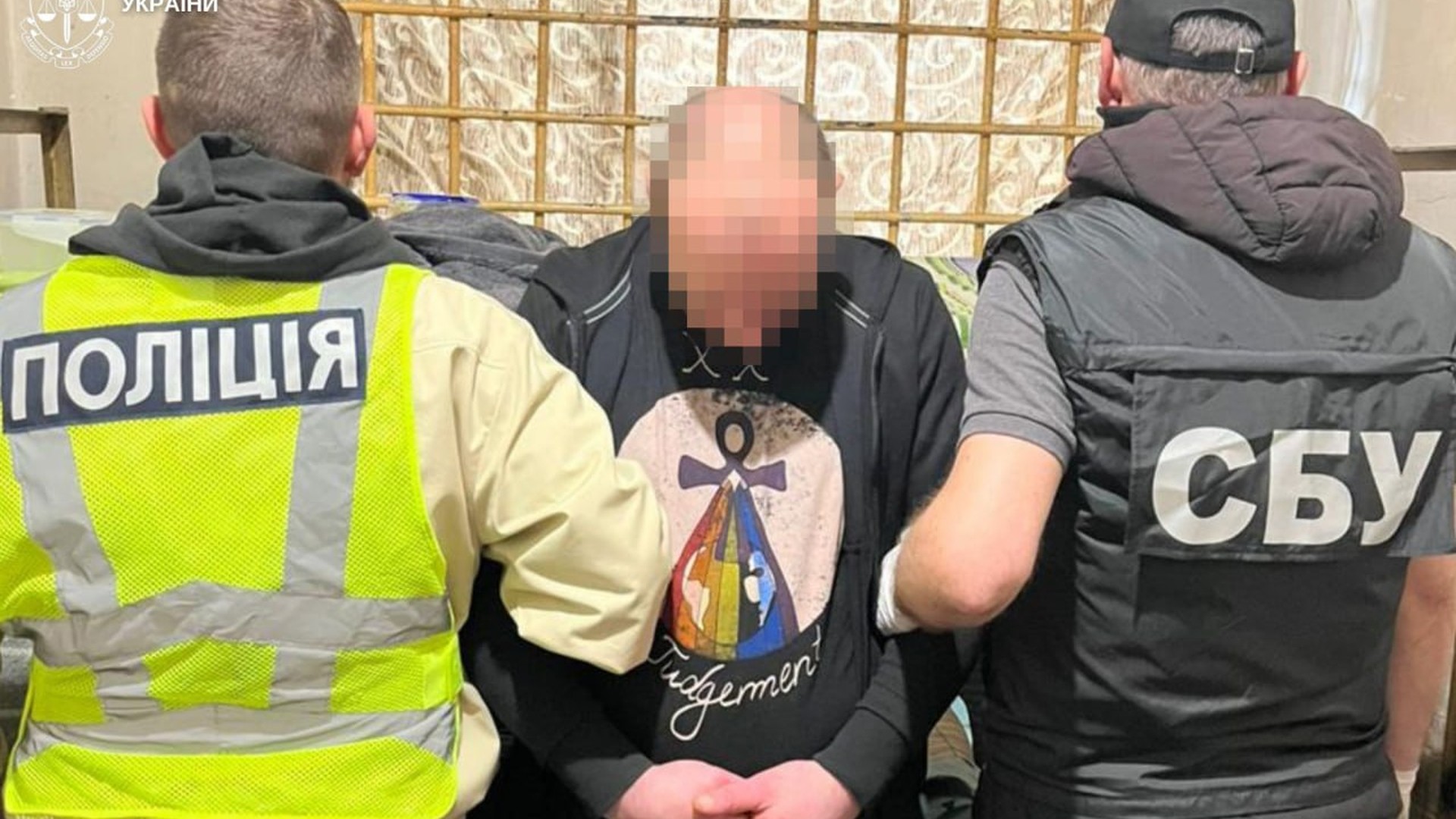 Вилучена зброя — кулемети, гвинтівки та вибухівка, які 45-річний львів'янин продавав дистанційно з камери СІЗО у 2026 році