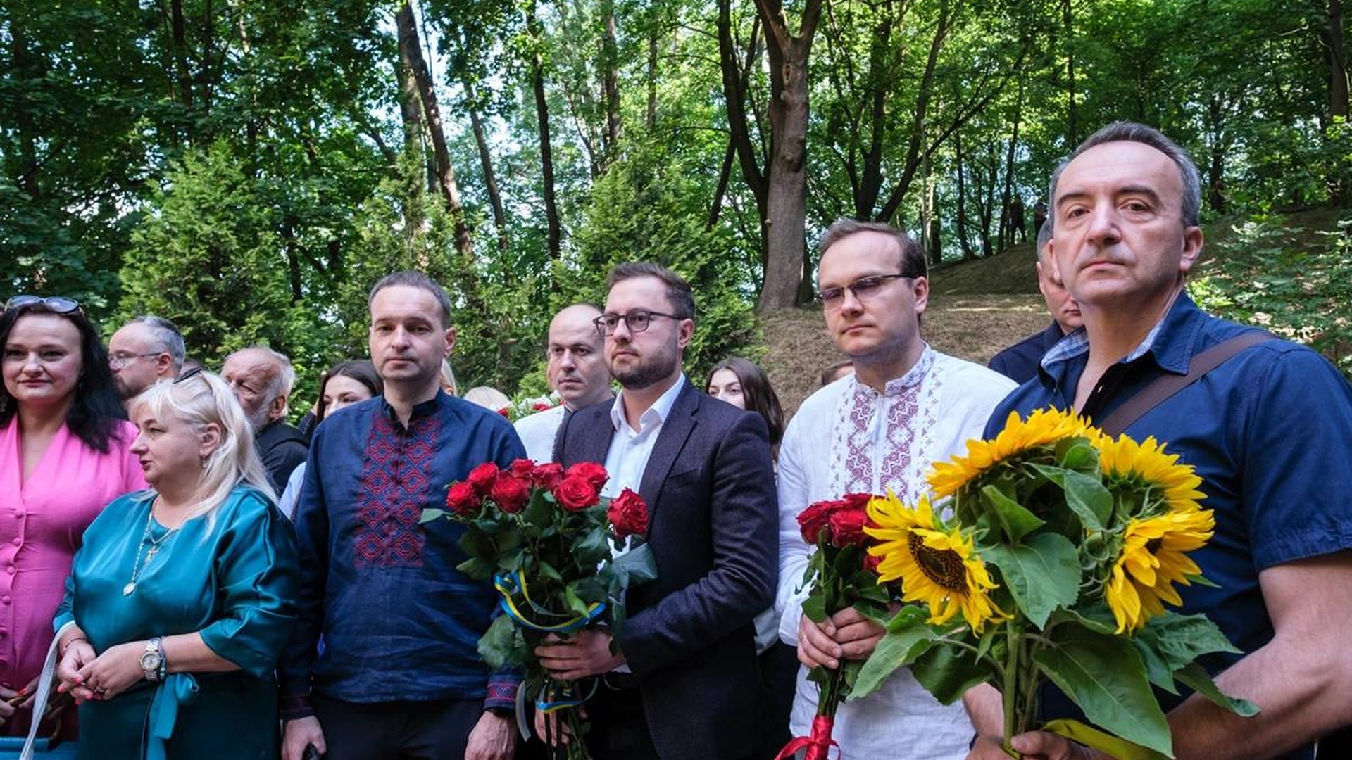 Учасники вшанування пам'яті польських науковців біля меморіалу на Вулецьких пагорбах у Львові, 4 липня 2026 року