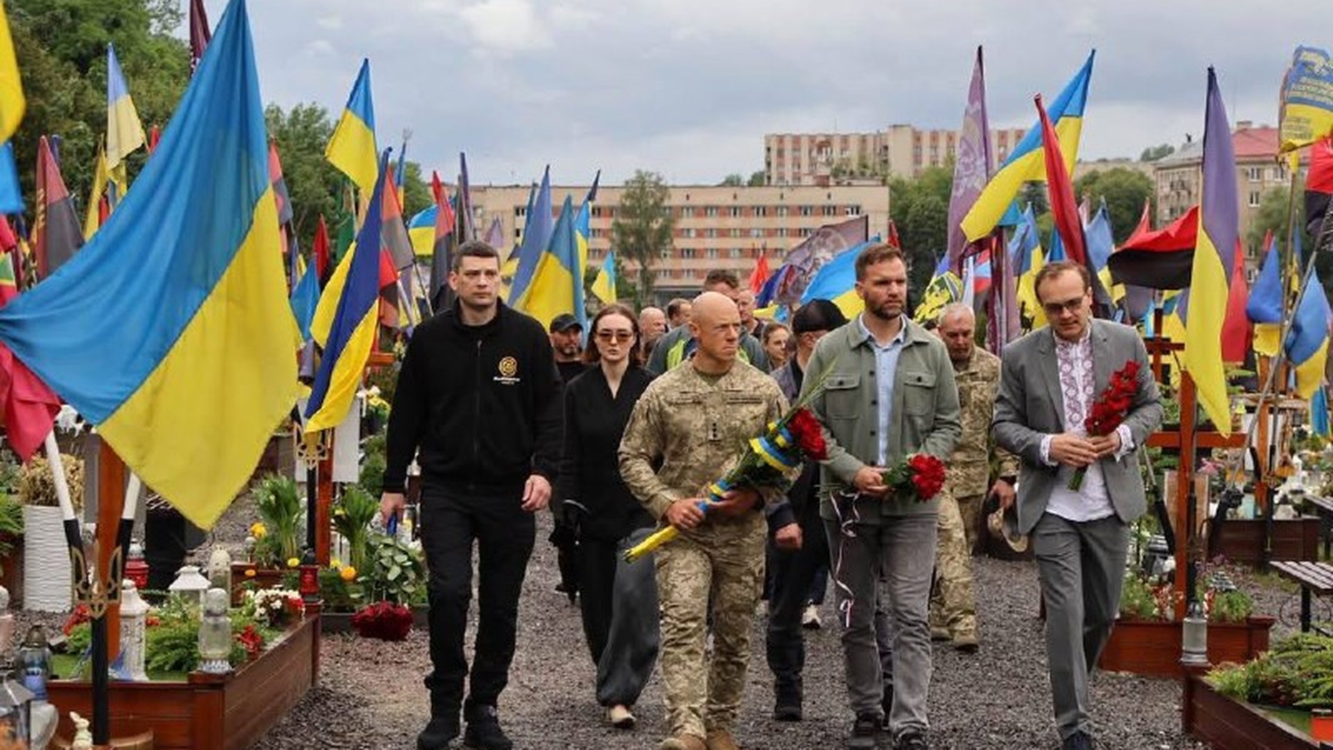 Держсекретар Нідерландів Дерек Босвійк і Андрій Годик кладуть квіти на Личаківському цвинтарі у Львові