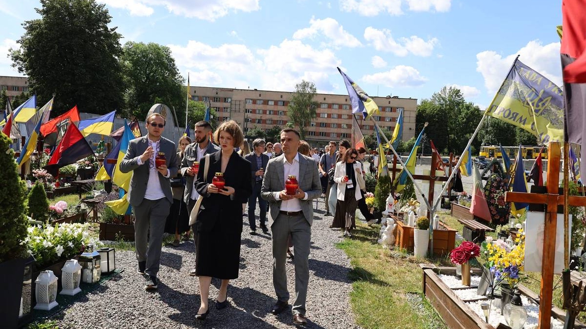 Церемонія вшанування полеглих Захисників України на полі почесних поховань Личаківського кладовища у Львові