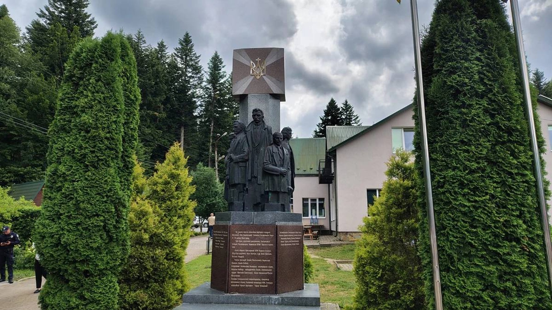 Урочистості до 82-ї річниці УГВР у селі Сприня Самбірського району: покладання квітів до пам'ятника засновникам Ради