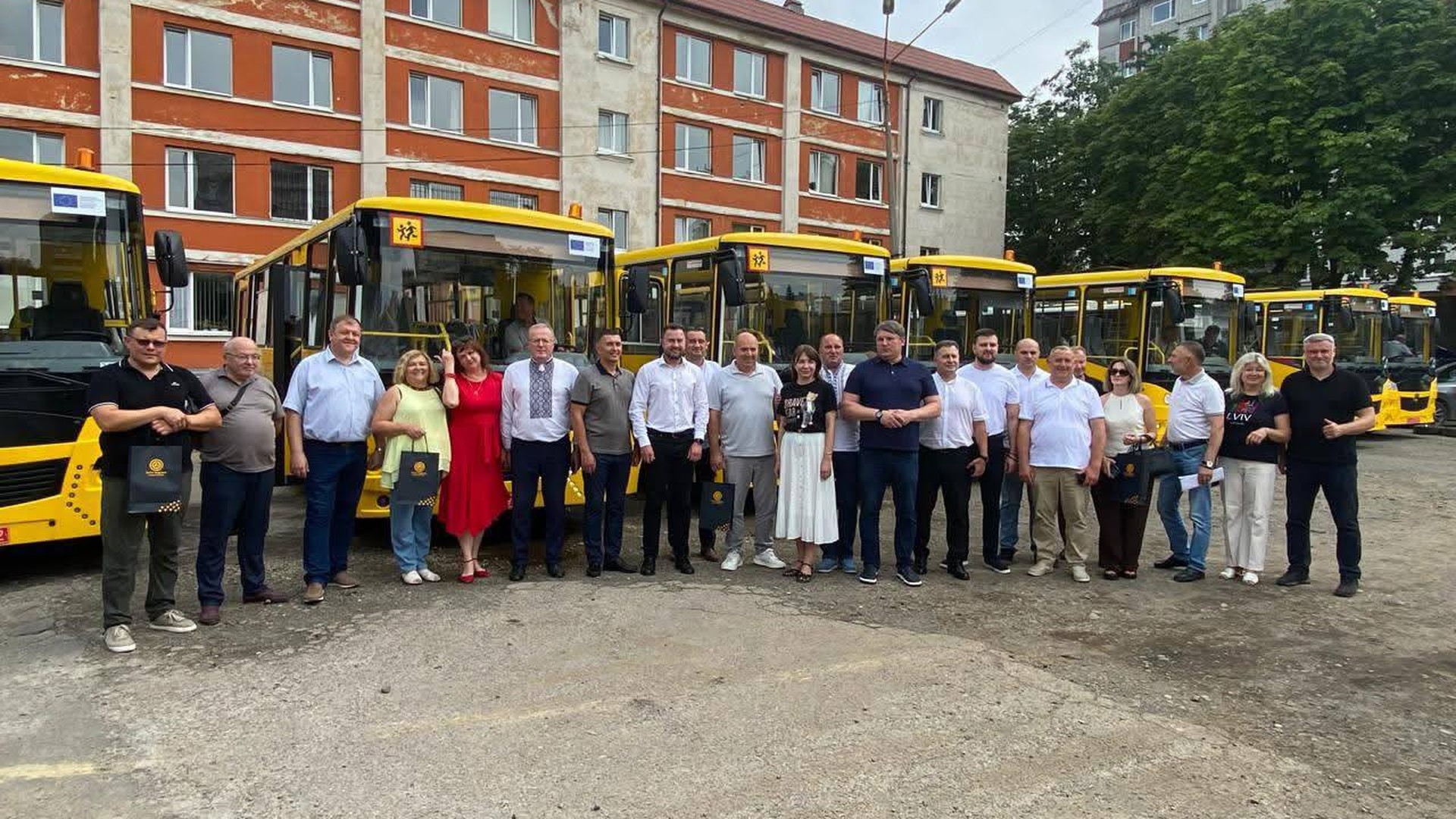 Дев'ять нових шкільних інклюзивних автобусів передали громадам Львівської області до початку навчального року