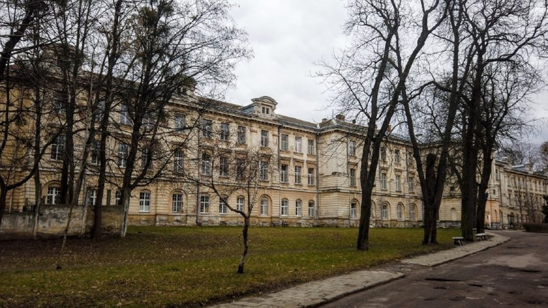 Головний корпус Львівської обласної психіатричної лікарні — об'єкт трьох підрядів на 760 млн грн для ТОВ «Вельт Капітал»