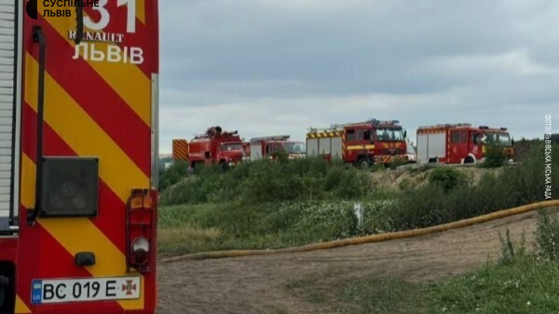 Пожежа на торфовищах у Дублянах на Львівщині — рятувальники гасять вогонь, використовуючи воду з міської мережі Львова