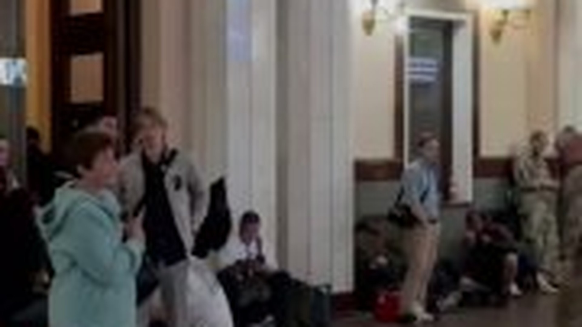 Потяг Укрзалізниці на залізничному вокзалі у Львові — рейс «Дніпро — Львів» запізнюється майже на 15 годин через бойові дії