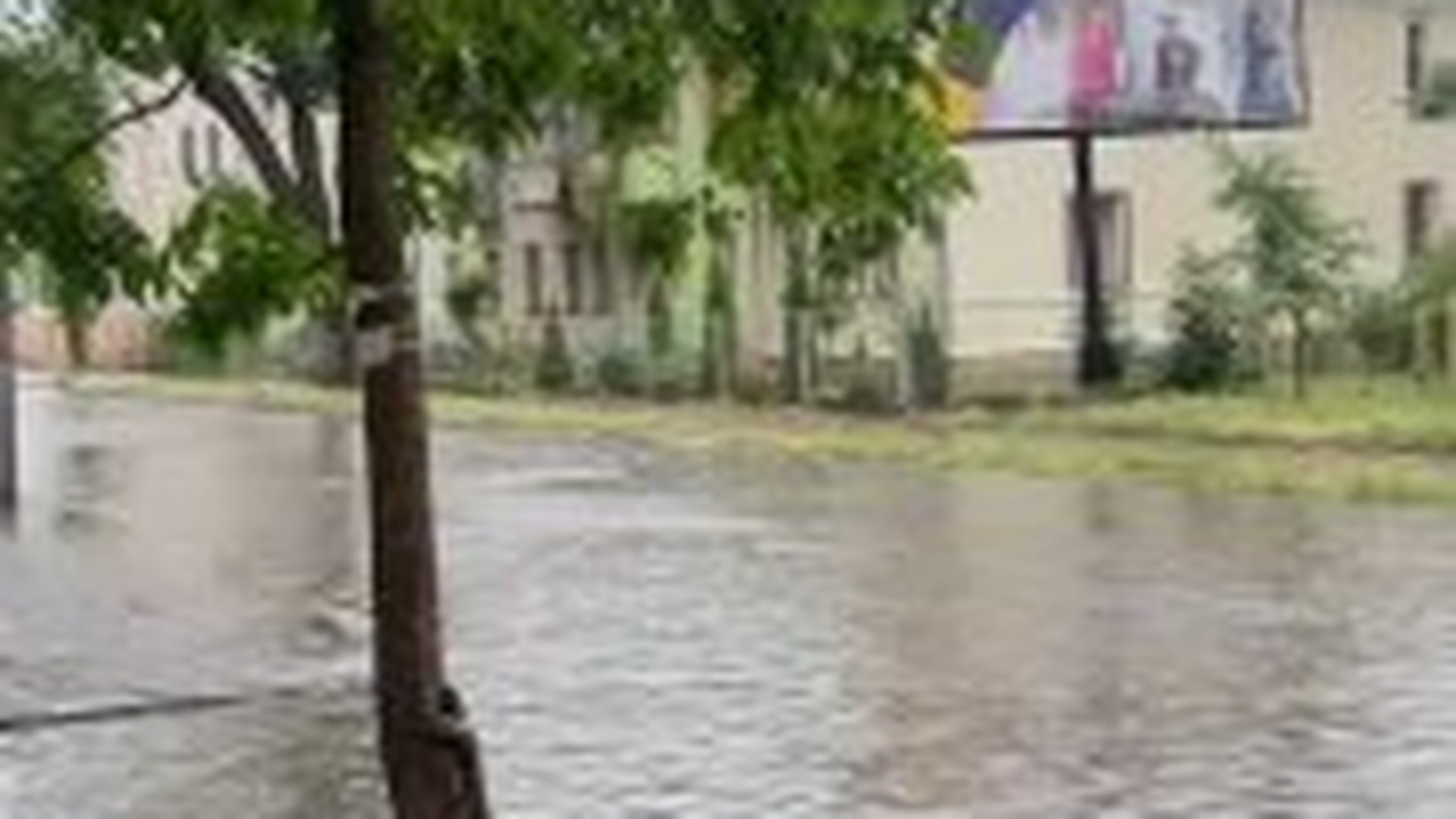 Підтоплена вулиця Богдана Хмельницького у Стрию на Львівщині після негоди.. Внаслідок негоди у місті Стрий на Львівщині підтопило вулицю Богдана Хмель
