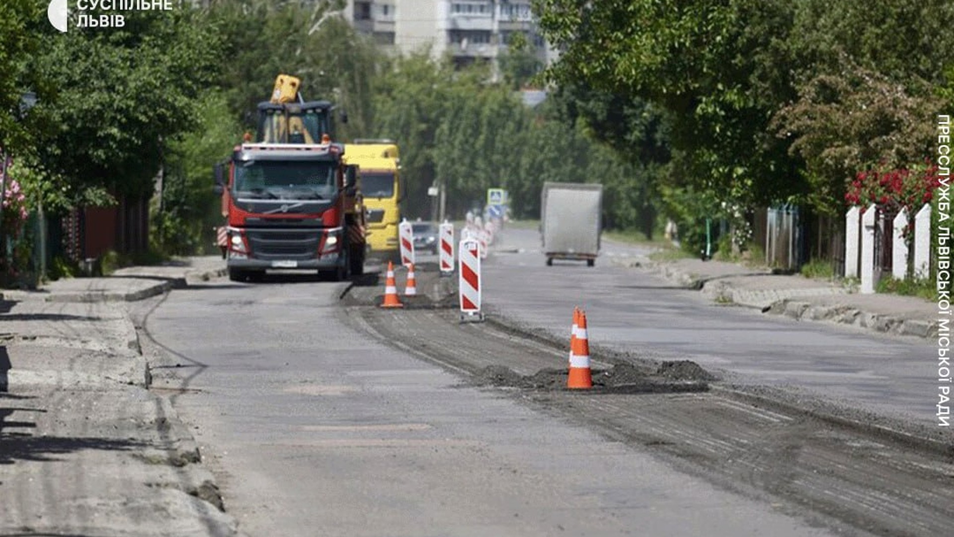 Асфальтування вулиці Шевченка у Львові на ділянці між вулицями Брюховицькою та Томашівською, два етапи робіт