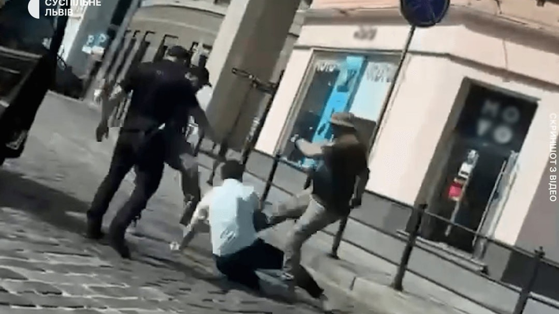Службова перевірка у Львівському ТЦК після відео, на якому люди у військовій формі б'ють чоловіка, що лежить на землі, 17 липня 2026 року