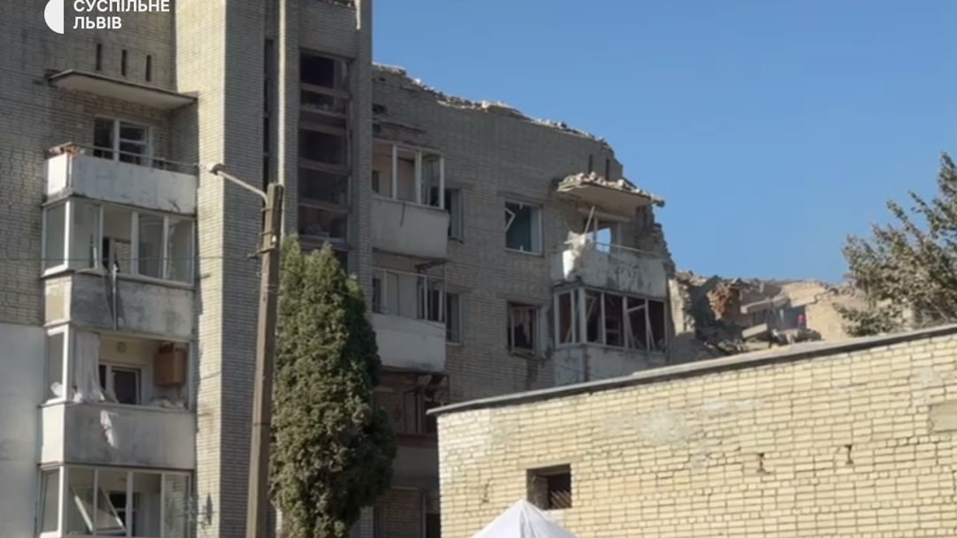 Рятувальники шукають людей під завалами на вулиці Патона у Львові після удару РФ по житлових будинках і навчальних закладах