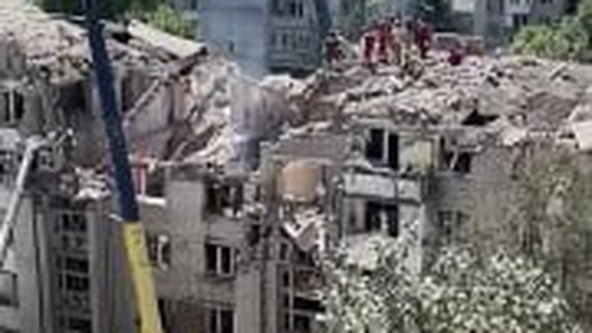 Рятувальники працюють на завалах житлового багатоповерхового будинку на вулиці Патона у Львові після російського удару