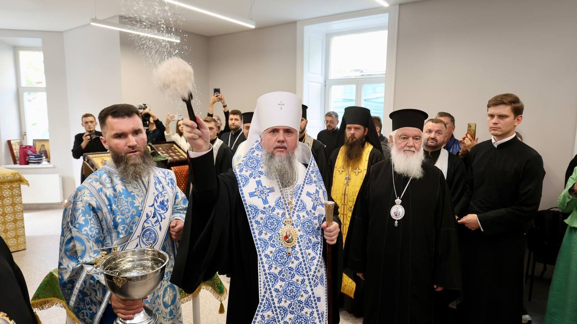 Митрополит Епіфаній спілкується з пораненими військовими у новому корпусі реабілітаційного центру UNBROKEN на вулиці Пекарській у Львові