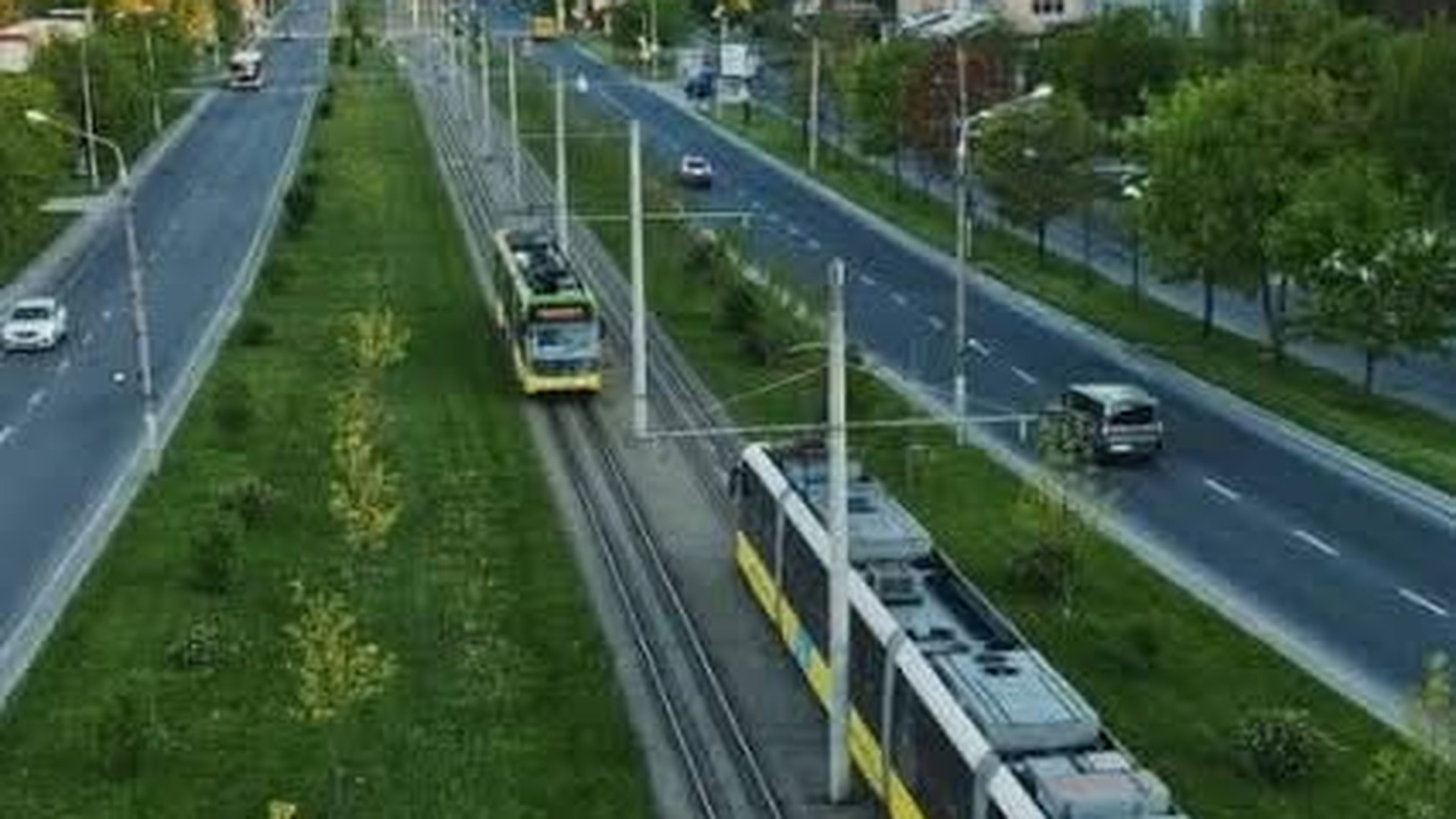 Пасажири у переповненому львівському автобусі без кондиціонера влітку 2026 року. Фото з місця події у Львові та області