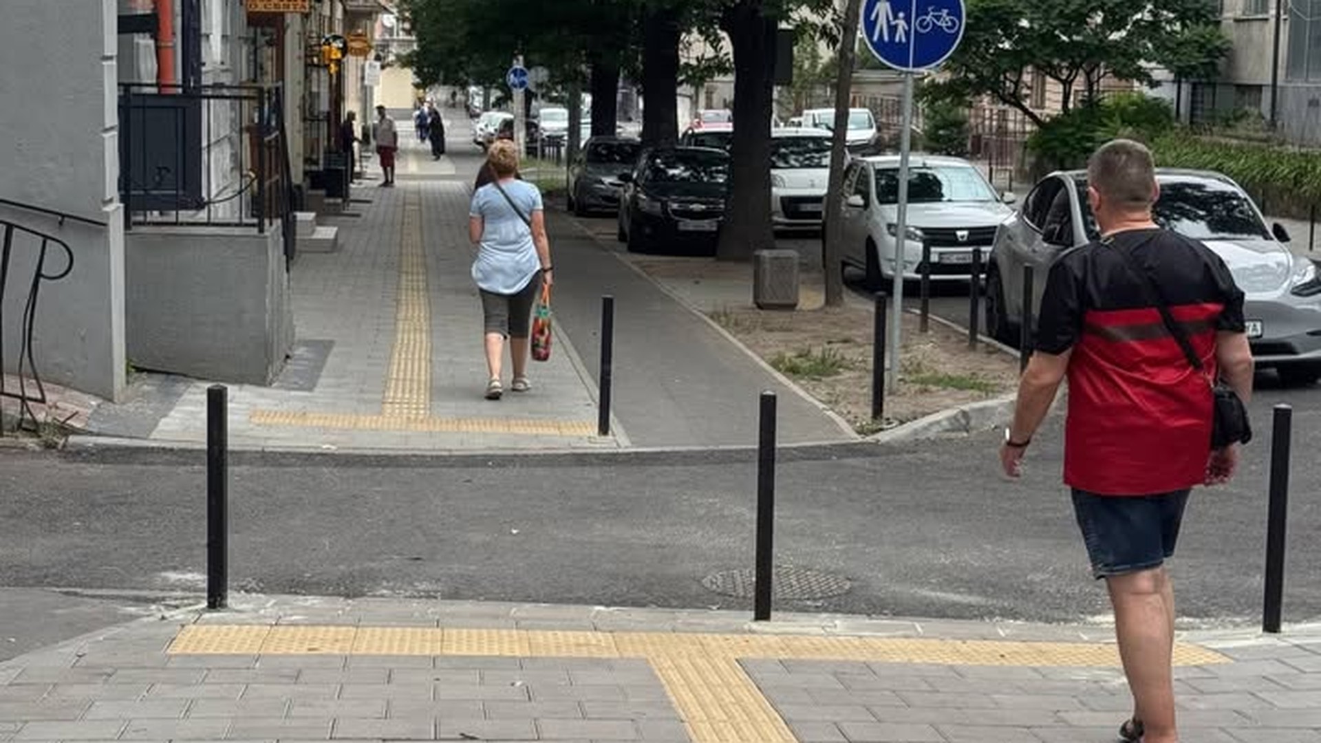 Захисні стовпці на вулиці Героїв УПА у Львові, встановлені для захисту тротуару від заїзду автівок