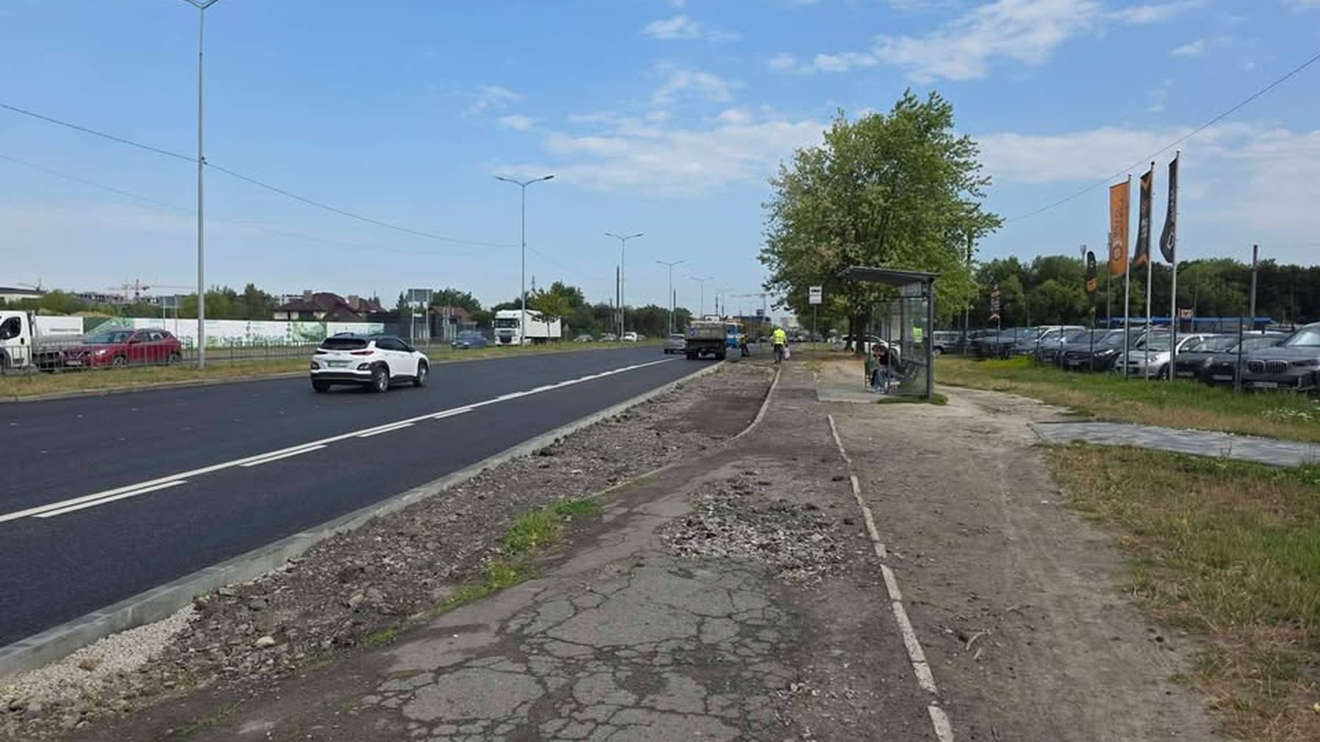 Будівельники облаштовують кишеню зупинки «Вул. Сокільницька» на вулиці Стрийській у Львові — там зводять доступну посадкову платформу
