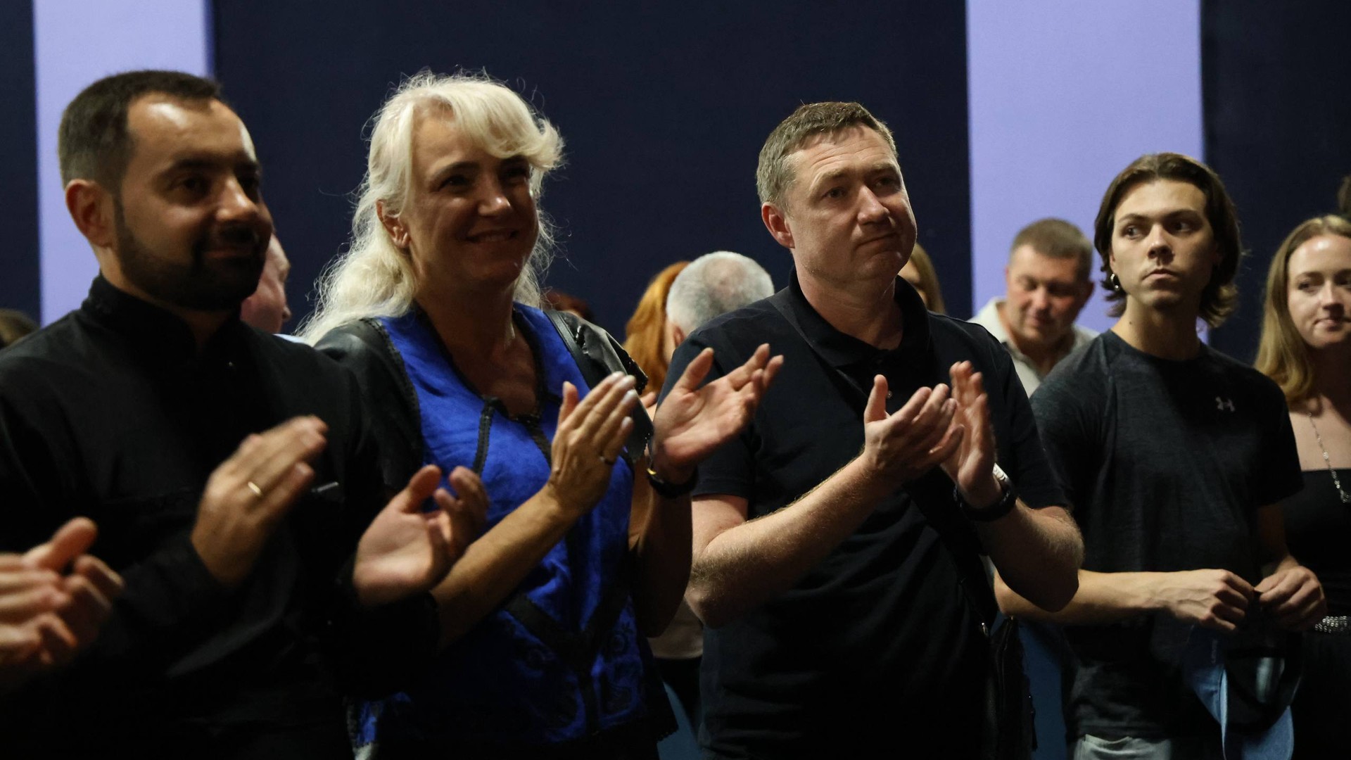 Прем'єра моновистави «Танго капелана» у Будинку офіцерів Львова: актор Ярослав Нудик на сцені в ролі капелана