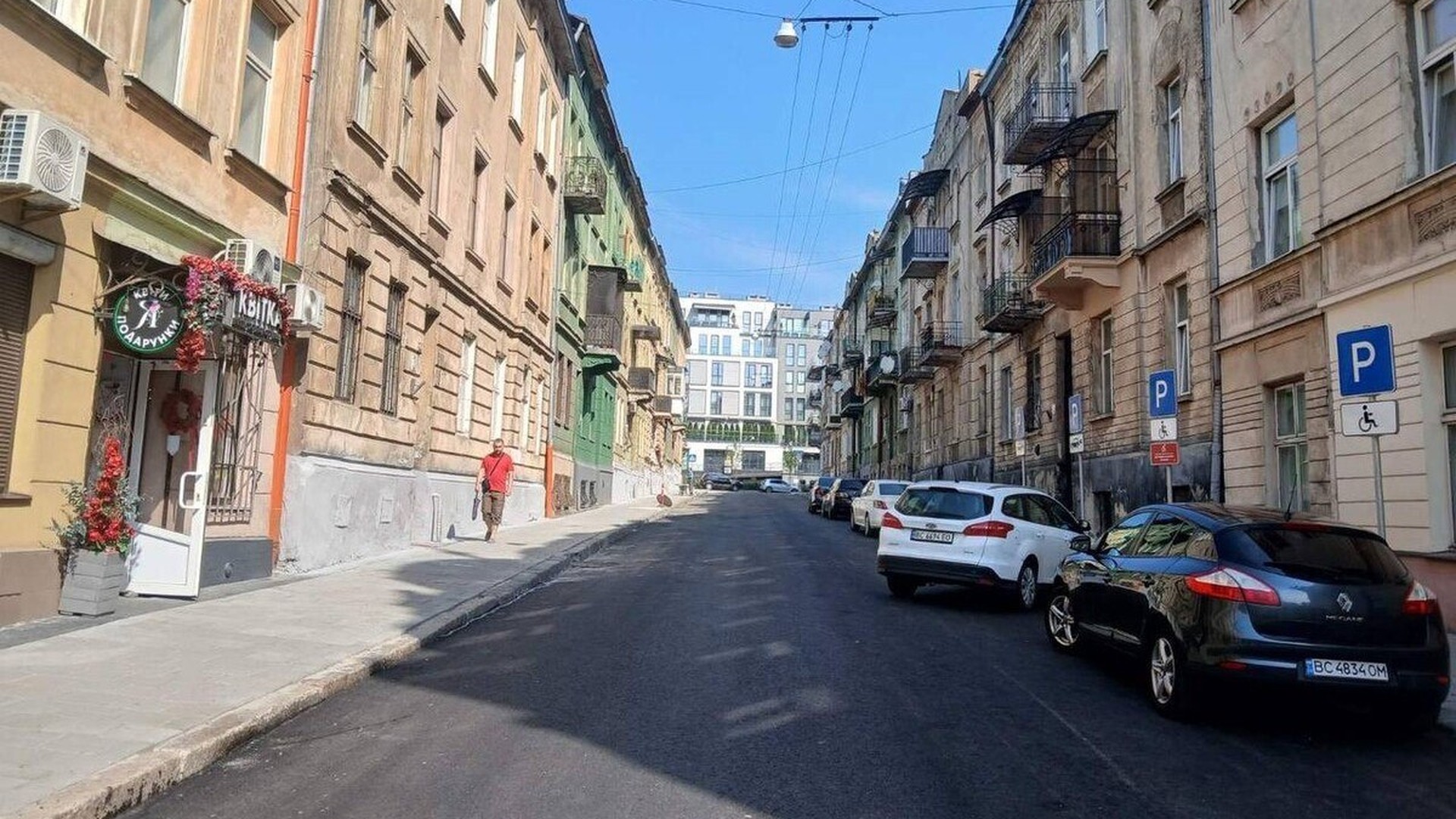 Відремонтована вулиця Сембратовичів у Львові з новим асфальтом та відремонтованими тротуарами, відкрита для проїзду