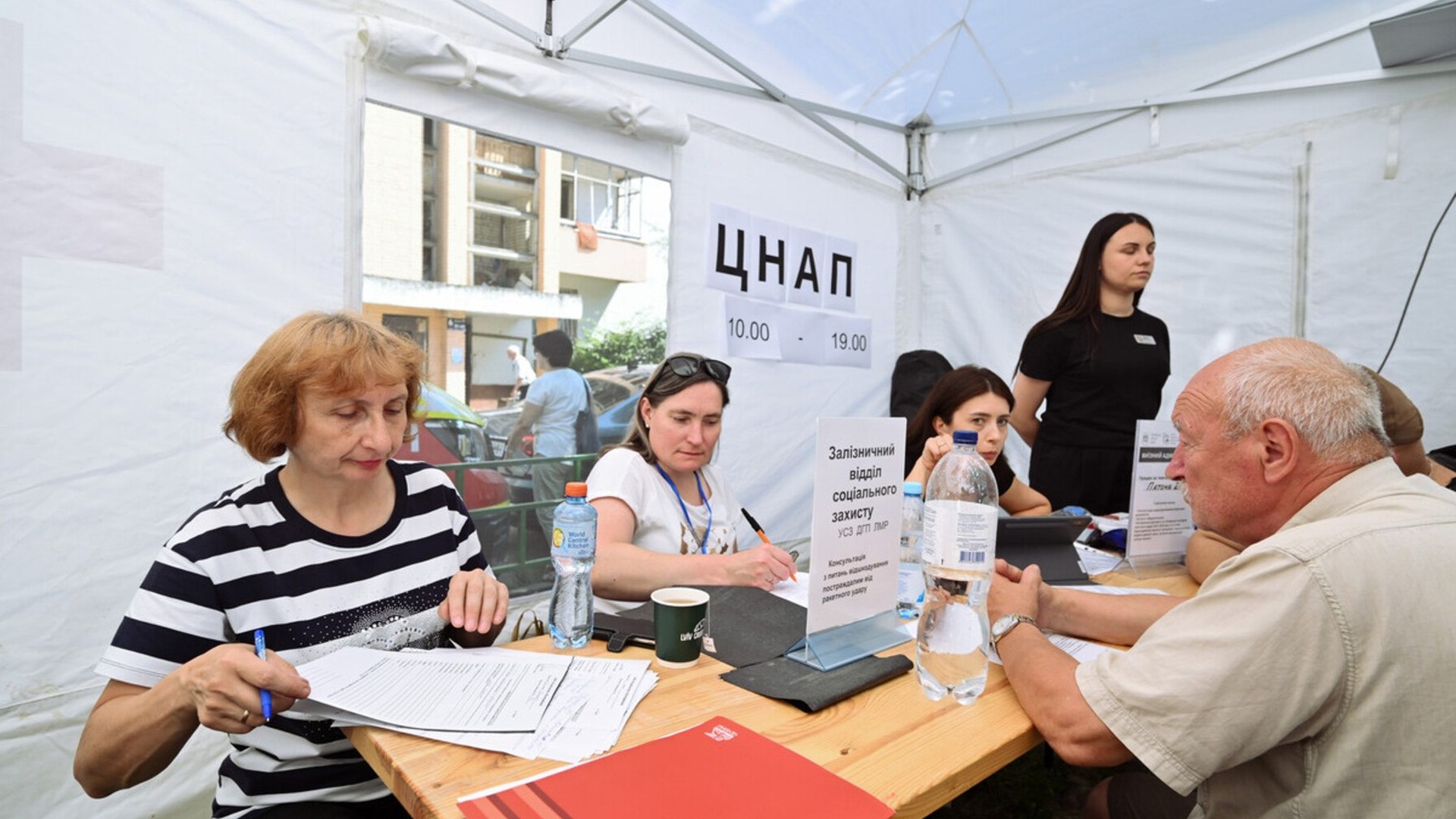 Виїзний ЦНАП у Львові консультує мешканців постраждалих від ударів будинків на вул. Патона та Виговського — 792 консультації за три дні