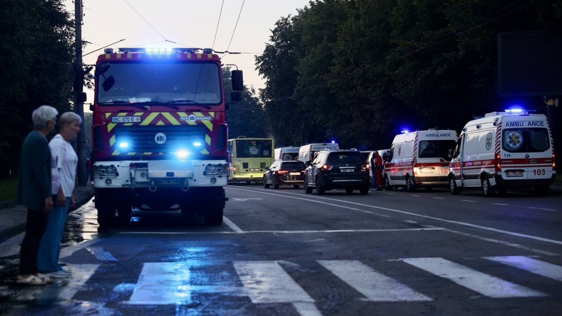 Медики львівської лікарні надають допомогу постраждалим після ракетної атаки на місто — у палатах лишаються п'ятеро пацієнтів