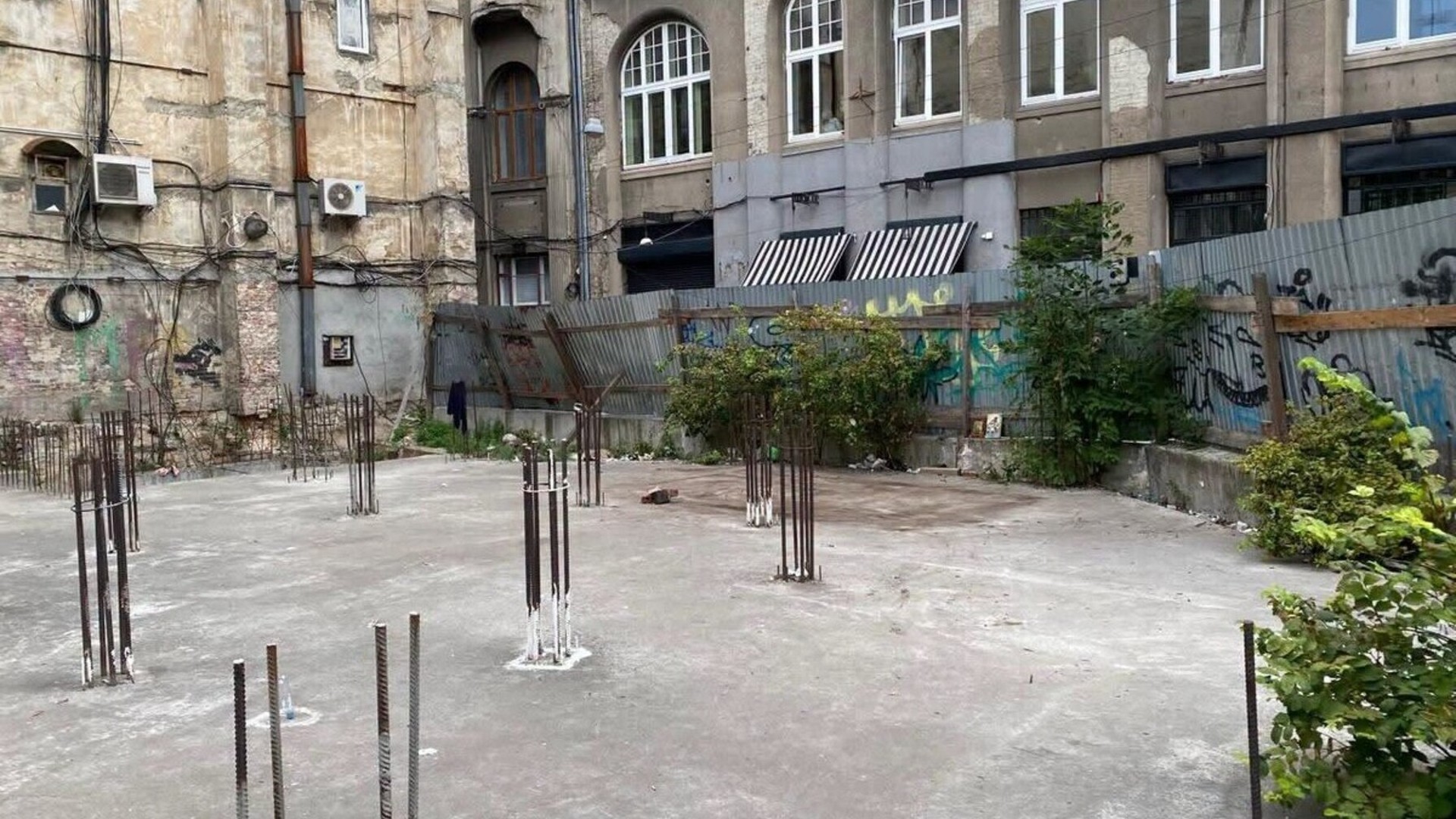 Занедбана ділянка на вулиці Нижанківського у Львові, де планують облаштувати парковку та укриття за кошти інвестора