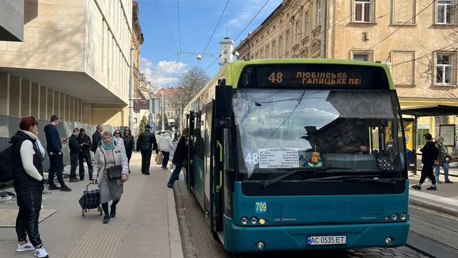 Міські інспектори перевіряють кондиціонери в автобусах на маршруті у Львові, виявлено одне порушення