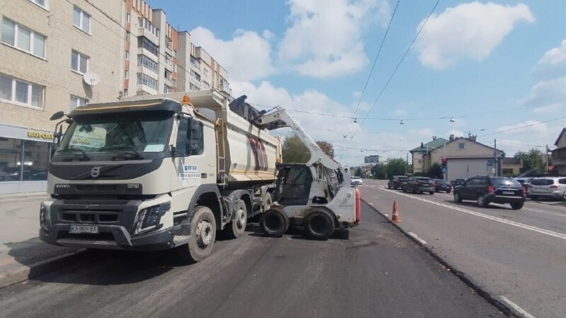 Ремонт вулиці Городоцької у Львові: фрезерування старого покриття на ділянці від вул. Виговського до Скнилівського мосту вночі