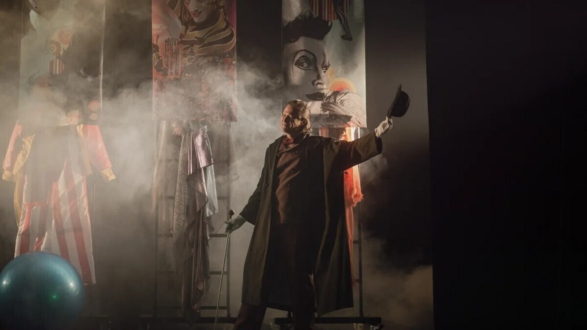 Логотип або анонс подкасту Theatre Hunter Talks про театральну фотографію, запущеного у Львові авторкою Христиною Король