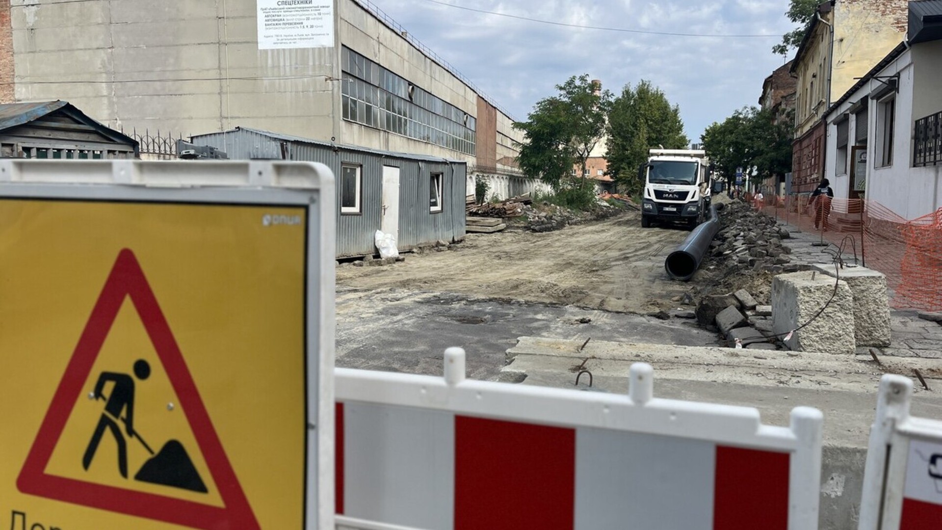 Ремонт вулиці Залізничної у Львові: укладання основи під дорогу та заміна інженерних мереж на двох ділянках