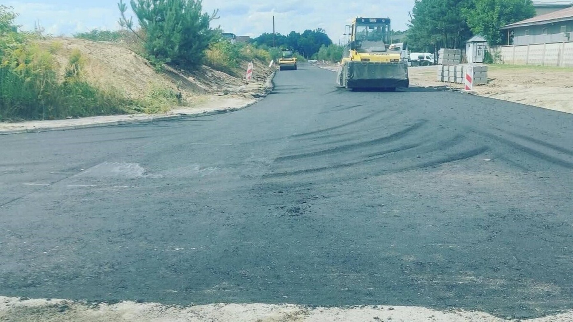 Укладання нижнього шару асфальту на вулиці Конюшинній у Львові на ділянці біля ТЦ «Три слони»