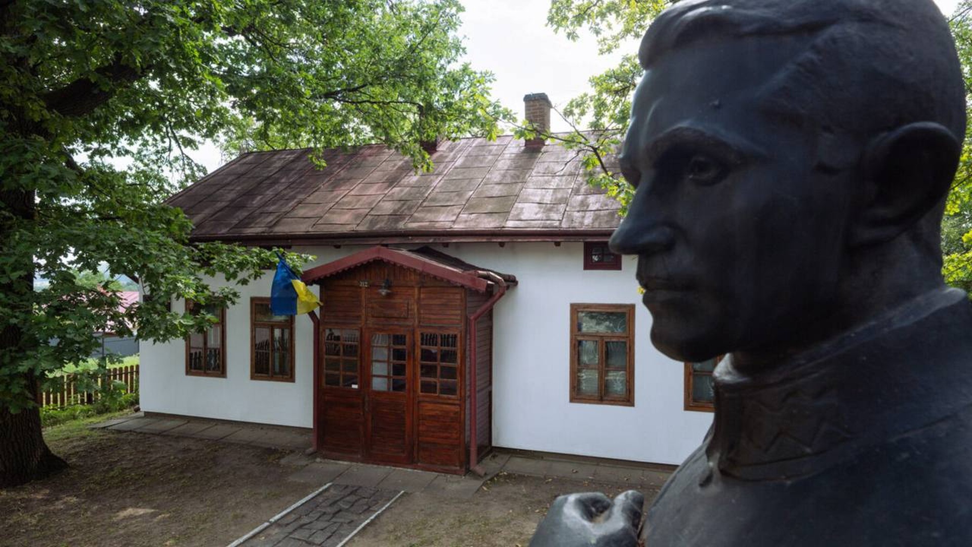 Робітники облаштовують інклюзивні доріжки на території музею Євгена Коновальця у Зашкові — перший етап оновлення садиби