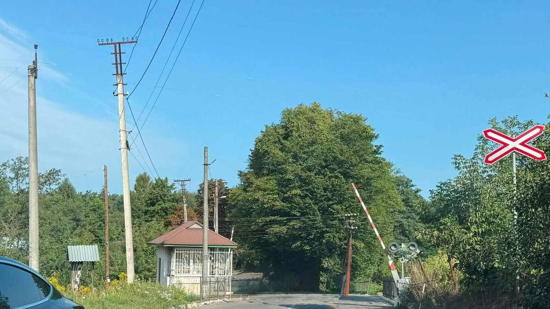 Залізничний переїзд у Брюховичах на вул. Незалежності України, який закривають на капітальний ремонт колії з понеділка