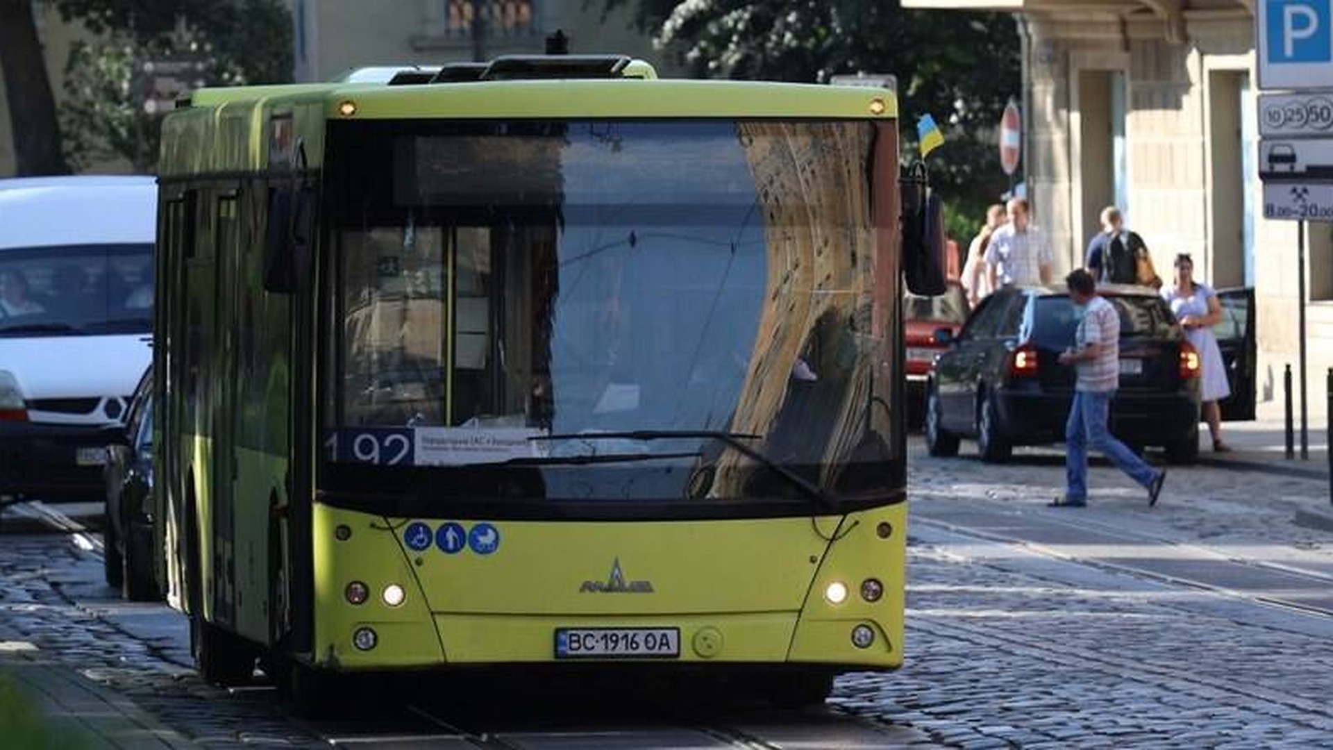 Автобус на вулиці Городоцькій у Львові — маршрути №14, 21, 27 і 92 змінюють схему руху через асфальтування