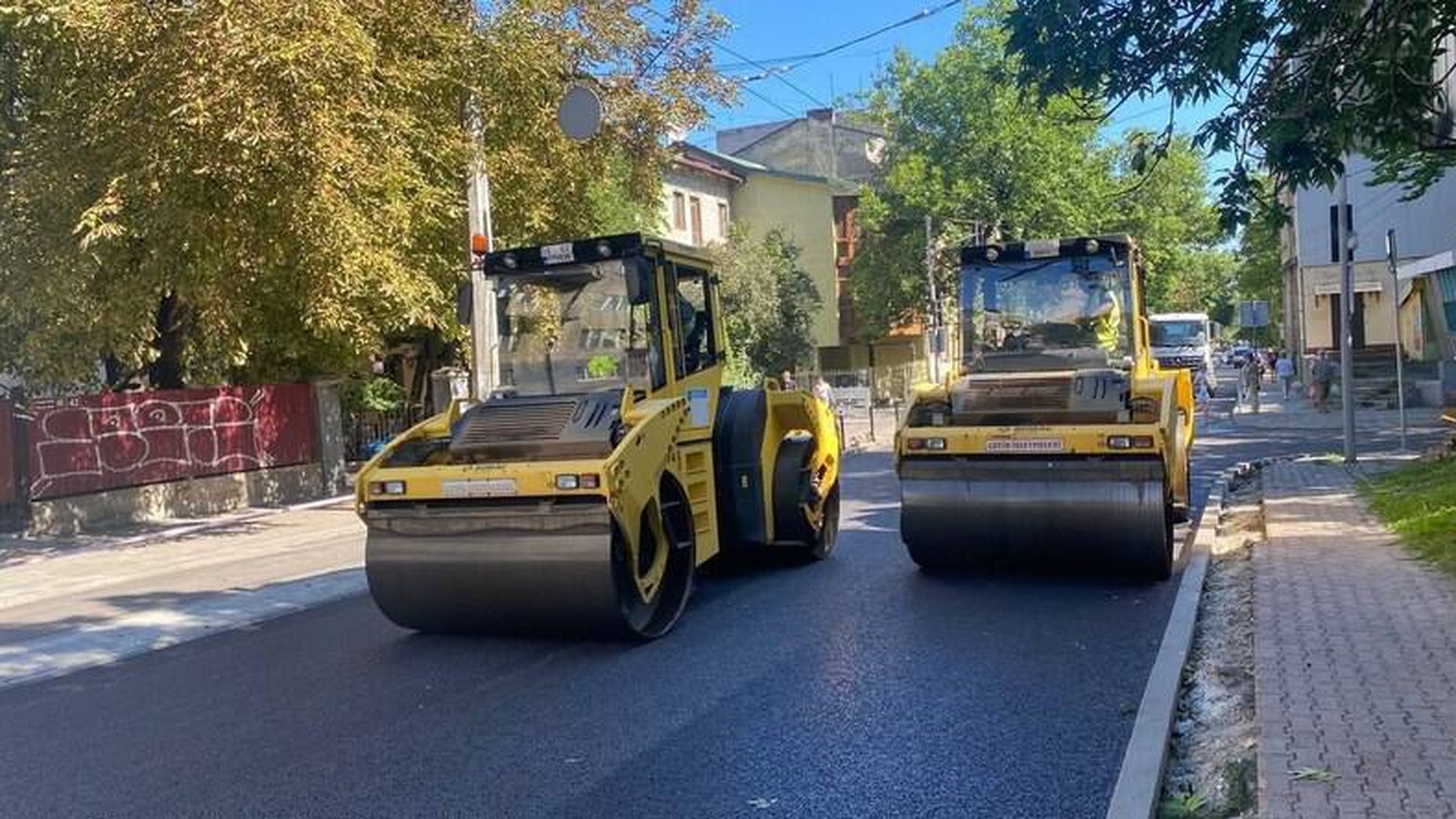 Ремонт вулиці Героїв УПА у Львові: фрезерування старого покриття та укладання двох шарів нового асфальту на ділянці між вулицями Смаль-Стоцького і Кул