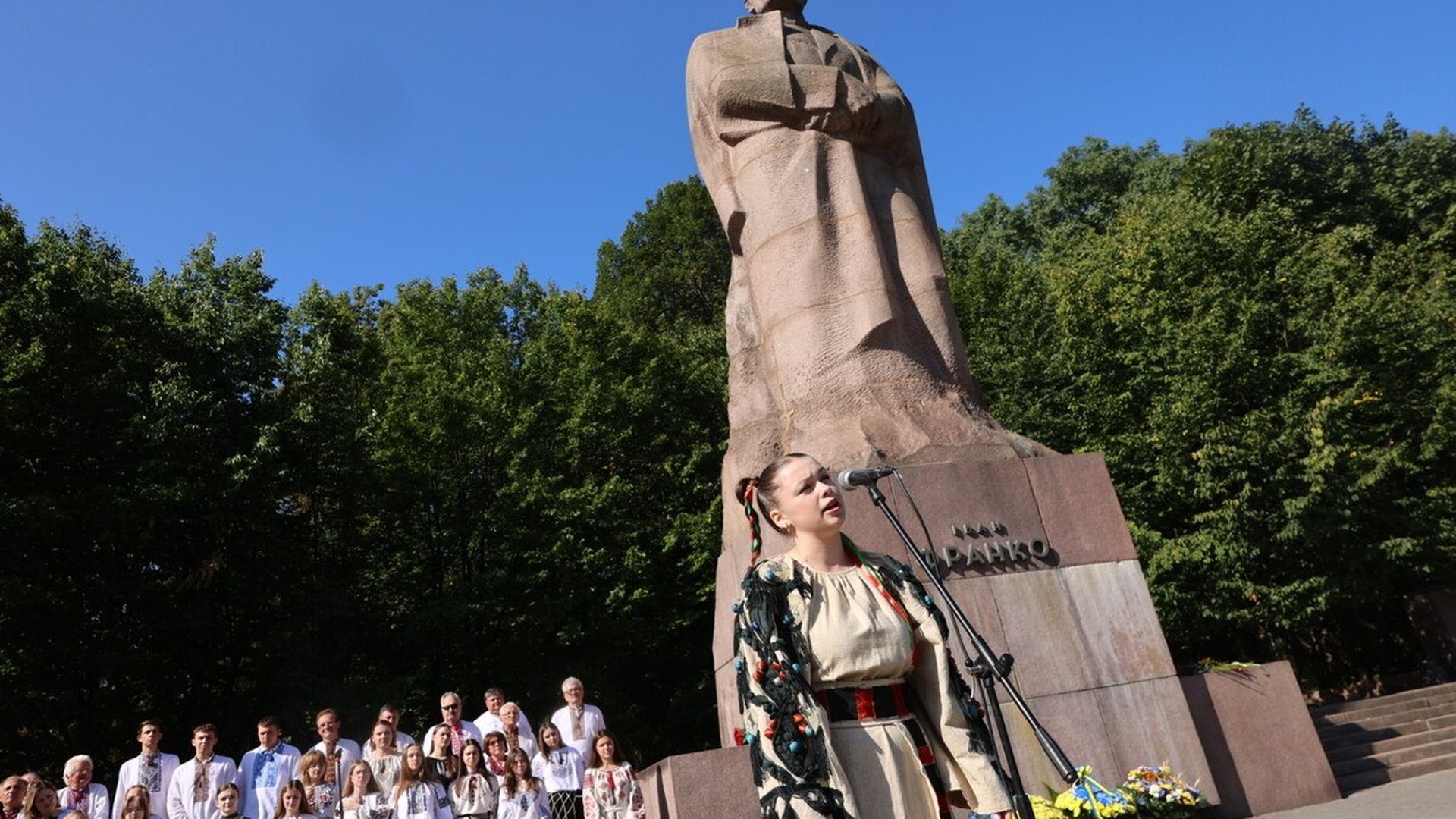Покладання квітів до пам'ятника Іванові Франку біля Львівського університету на 170-річчя письменника