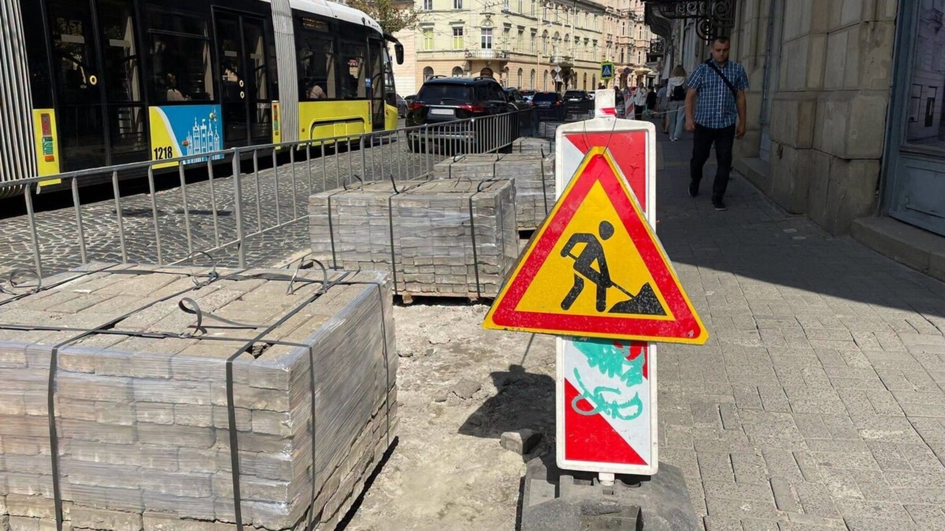 Робітники замінюють тротуарне покриття на площі Соборній у Львові в межах ініціативи Ramp Up
