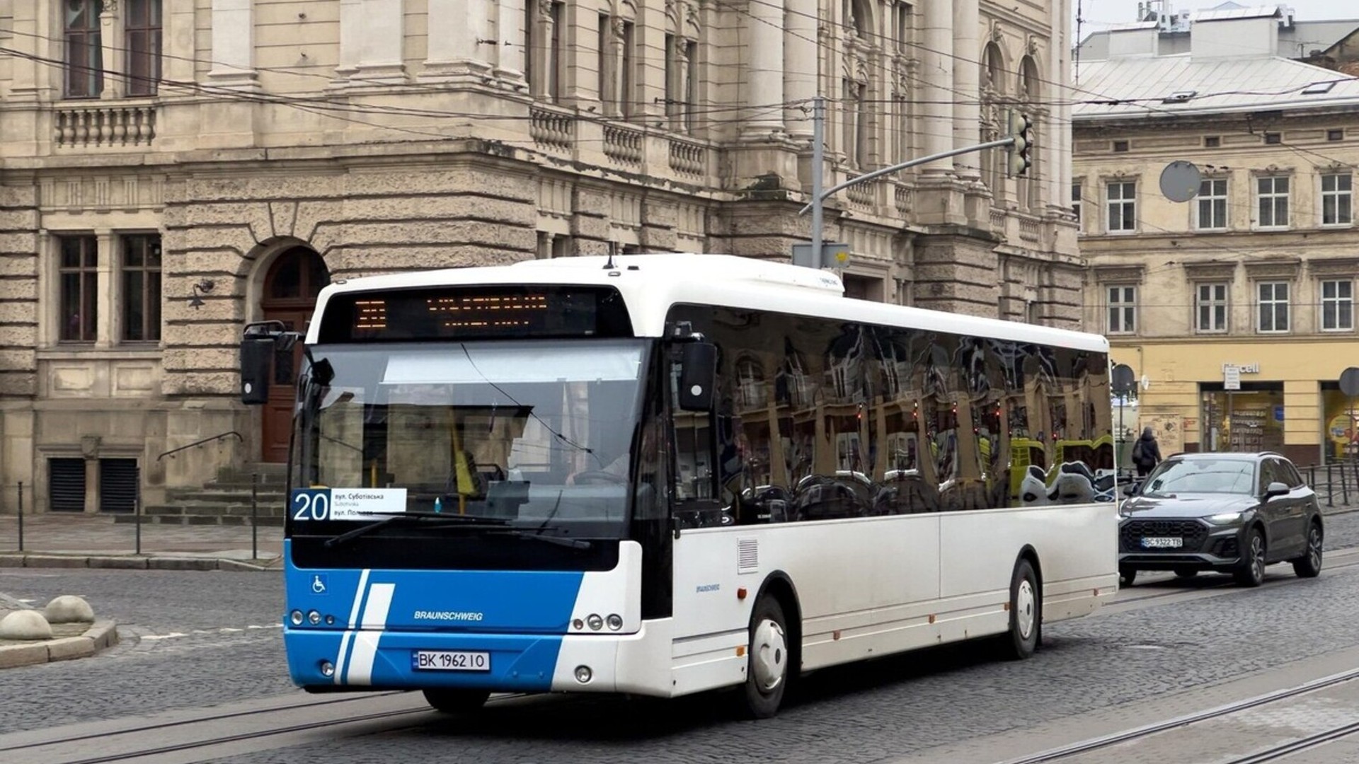 Комунальний автобус АТП-1 на вулиці Львова — підприємство виставило 11 додаткових машин на 10 маршрутах