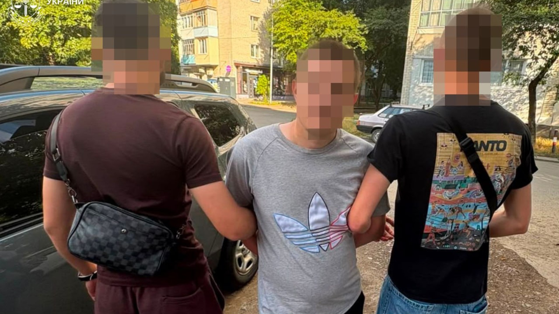 Поліцейські затримують підозрюваного у грабежі біля ломбарду на вулиці Гетьмана Мазепи у Львові після нападу на 58-річну жінку