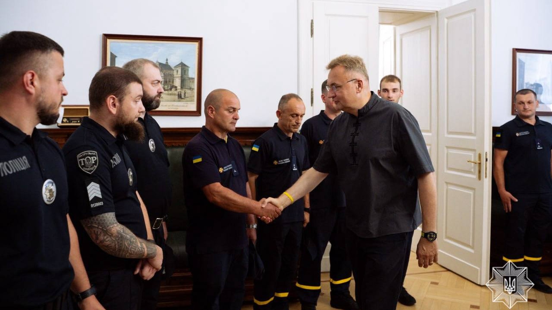 Патрульні поліцейські Львова допомагають постраждалим після ракетного удару по місту 30 липня