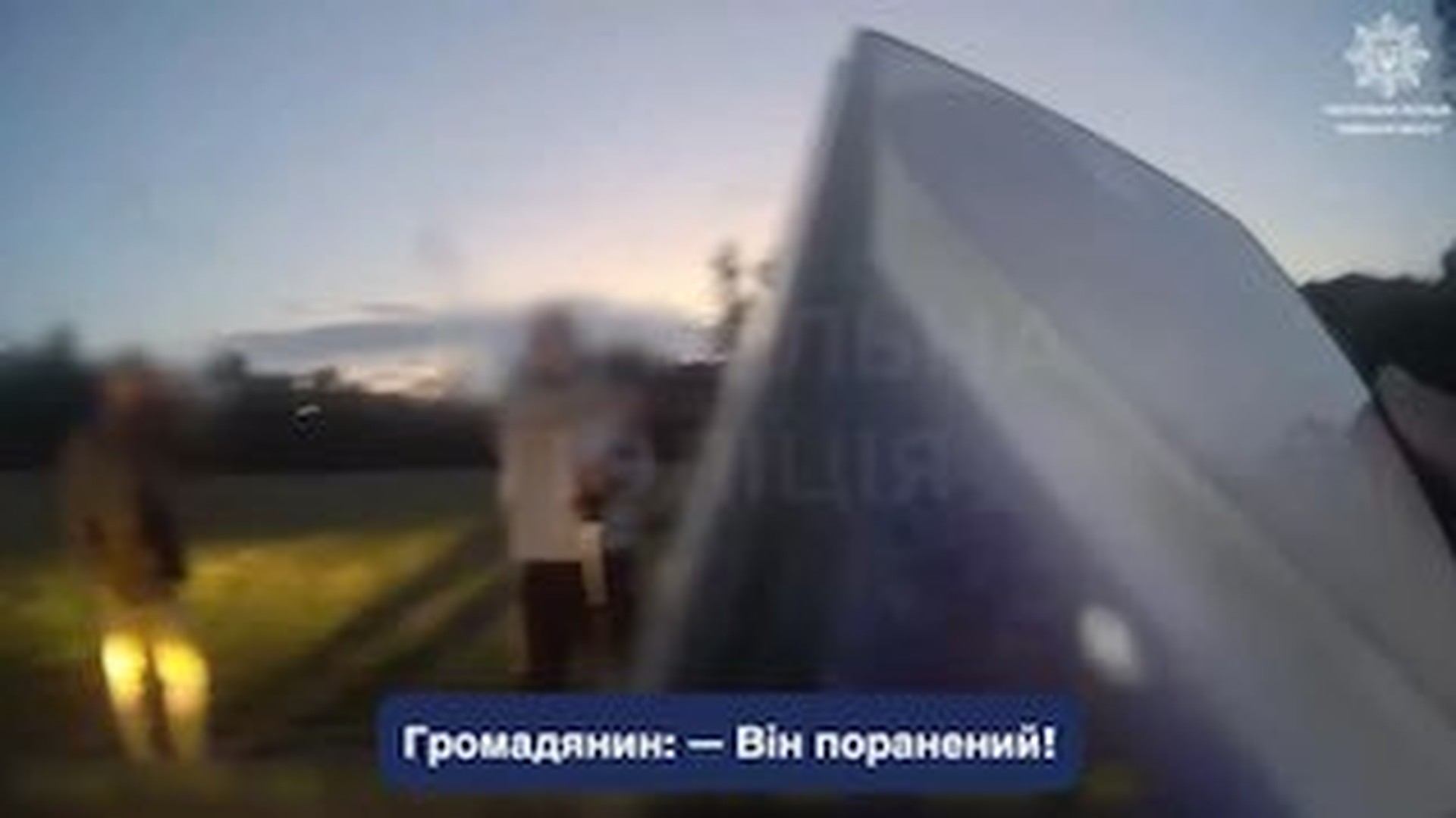 Патрульні поліцейські надають домедичну допомогу пораненій жінці на вулиці Золотій у Львові після нападу з ножем