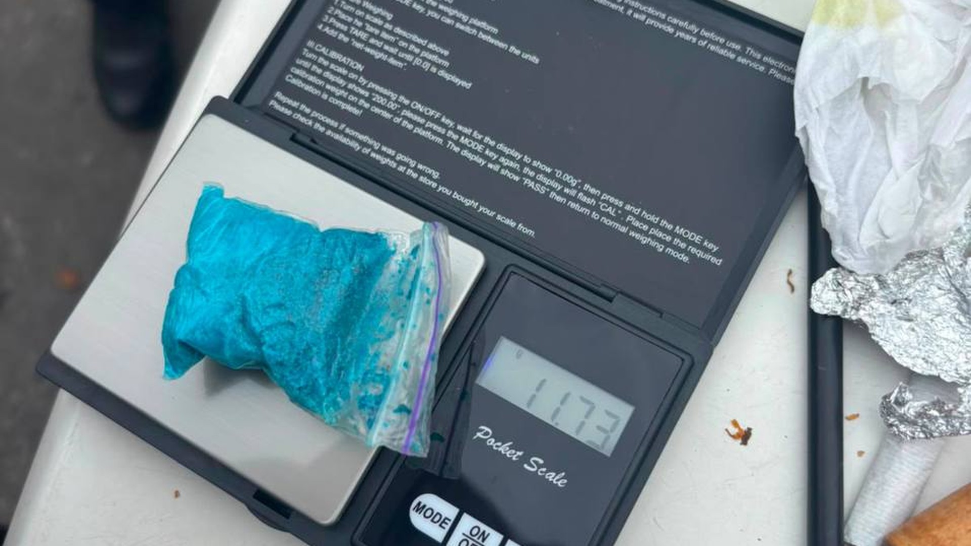 Патрульні Львова виявили у 45-річного чоловіка на вулиці Сяйво zip-пакет з 11 грамами кристалічної речовини синього кольору