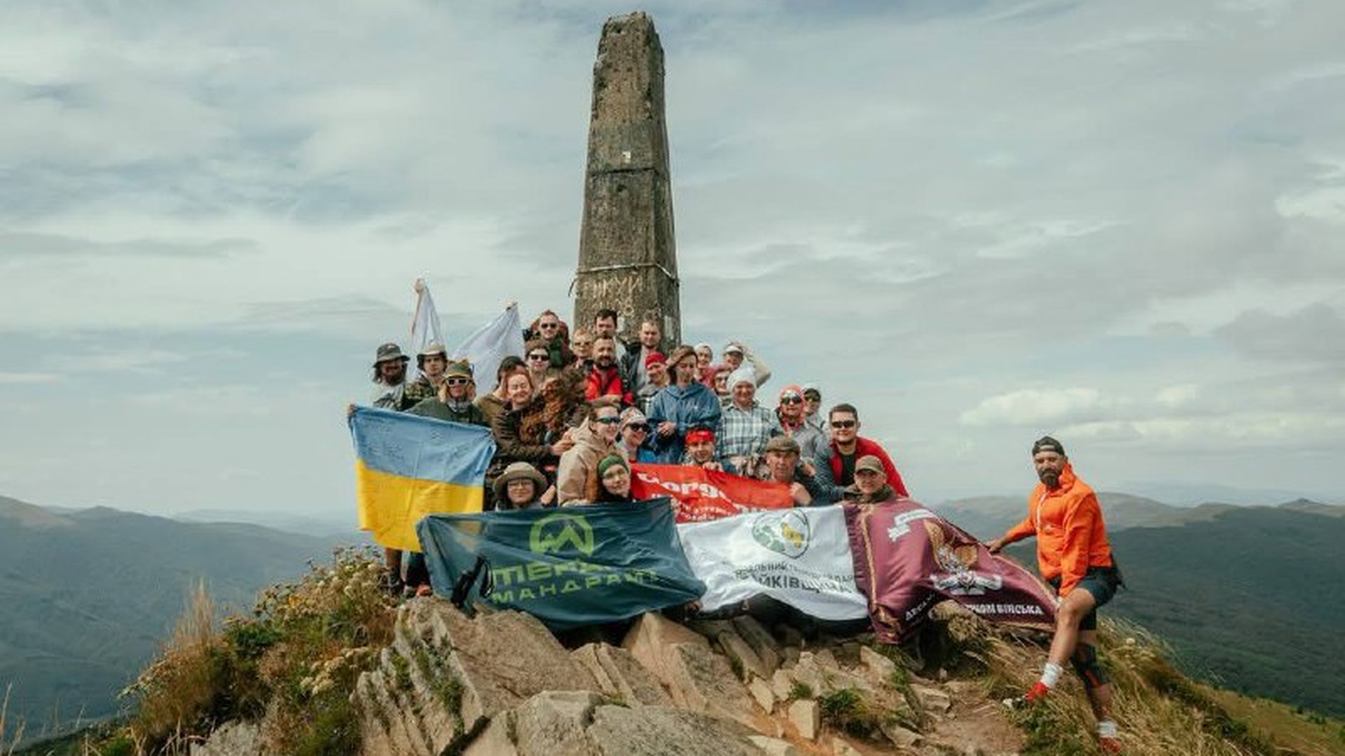Учасники Gorgany КЕМП-2026 — ветерани та волонтери — у поході Верховинським Вододільним хребтом у Карпатах, понад 30 осіб