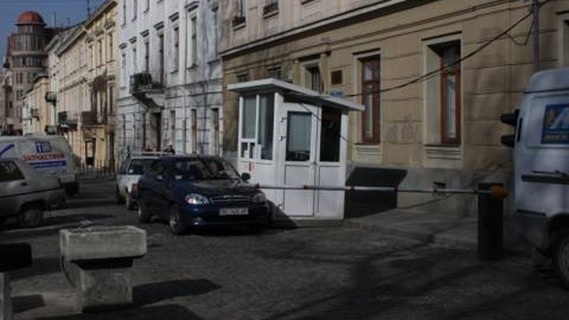 Будівля Львівської міської ради — АМКУ підозрює ЛМР у порушенні конкурентного законодавства через договори з операторами паркування