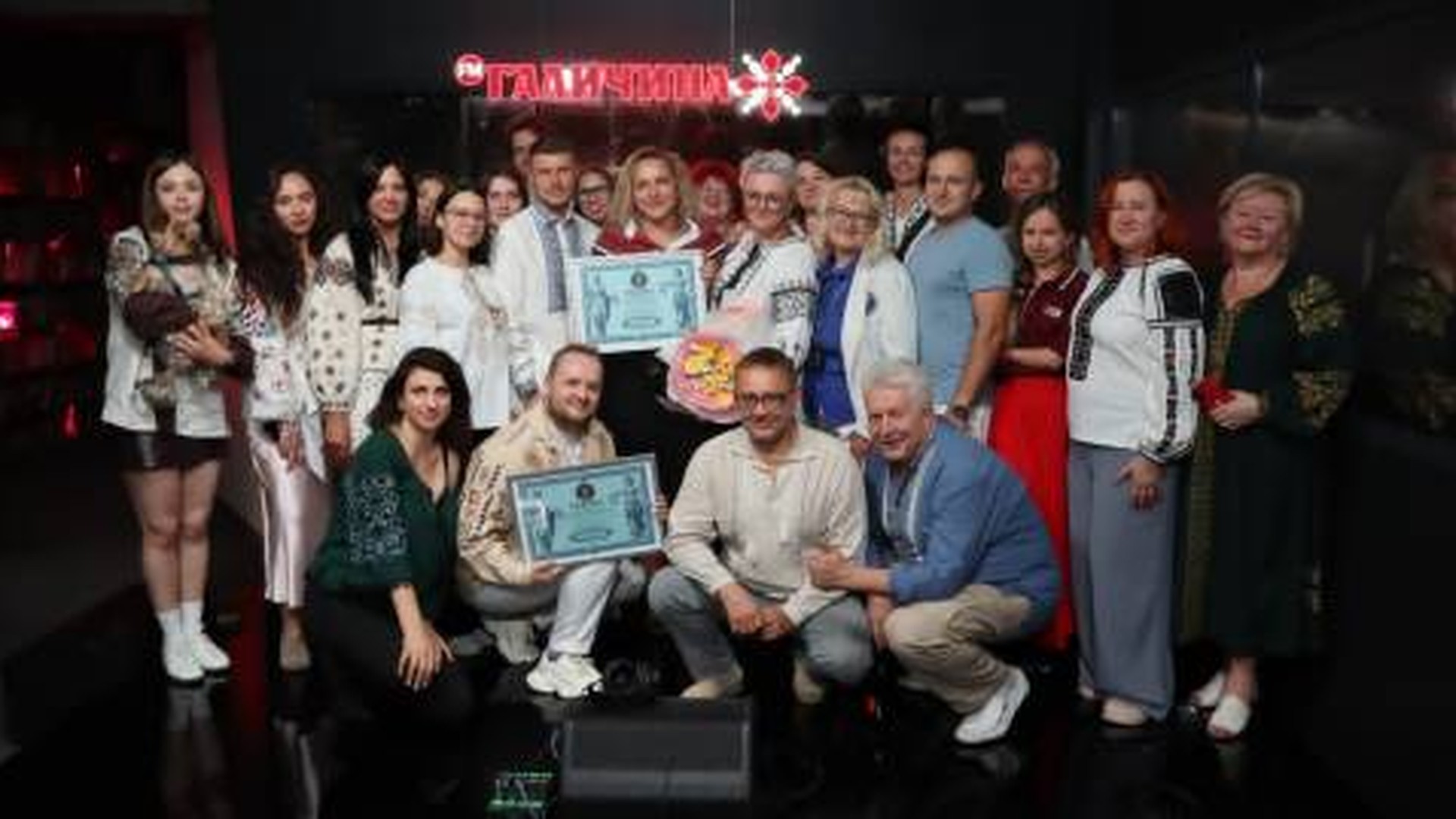 Ведучі FM Галичина в студії під час 35-годинного прямого ефіру до Дня Незалежності з понад 200 тематичними рубриками